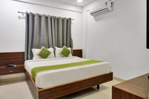 una camera da letto con un grande letto e una finestra di hotel Fortune Suites Baner-- Indian nationals only a Pune