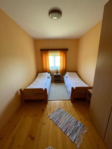 Habitación pequeña con 2 camas y ventana en Kuća za odmor - Martić, Rudno, Golija, en Kraljevo