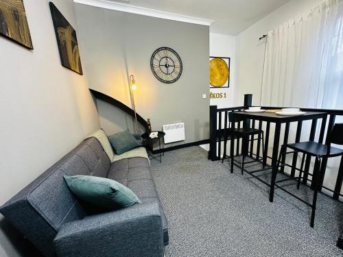 ein Wohnzimmer mit einem Sofa und einem Tisch in der Unterkunft Kos apartament 1 in Walton on the Hill