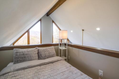 ein Schlafzimmer mit einem Bett und einem großen Fenster in der Unterkunft Mountain-View Blue Ridge Cabin Getaway with Fire Pit 