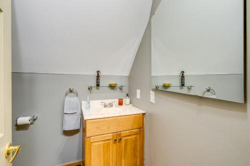 ein Bad mit einem Waschbecken und einem Spiegel in der Unterkunft Mountain-View Blue Ridge Cabin Getaway with Fire Pit 
