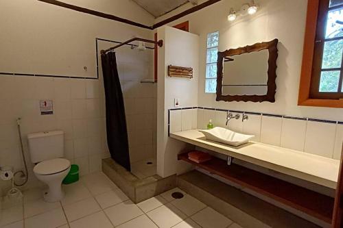 a bathroom with a sink and a shower and a toilet at Refugio e Conforto: Mata/Hidro/Área Gourmet/Wifi in São Sebastião