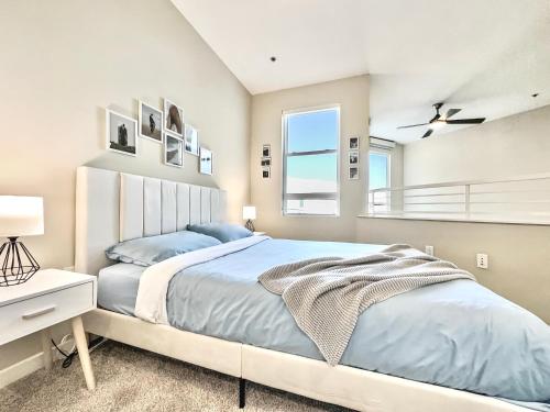 Postel nebo postele na pokoji v ubytování Creative 2 Levels Penthouse