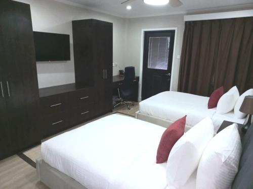 Tempat tidur dalam kamar di Myah's Hotel