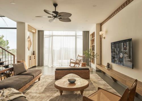 a living room with a couch and a table at LAKEHILL Villas in Bao Loc