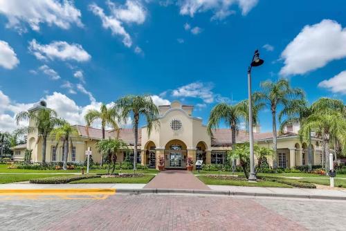 un gran edificio con palmeras delante en Vista Cay Jewel Luxury Condo by Universal Orlando Rental, en Orlando