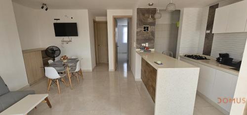 a kitchen and living room with a counter and a table at Rooftop Cerca al Rio Guatapuri Vista Panoramica in Valledupar