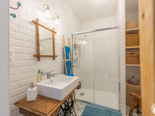 ein Bad mit einem Waschbecken und einer Dusche in der Unterkunft Gîte Nourard-le-Franc, 5 pièces, 6 personnes - FR-1-526-44 in Ravenel