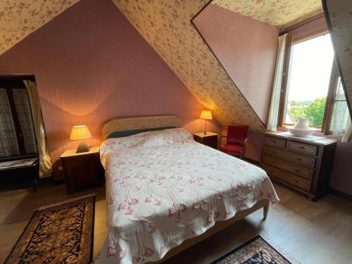 una camera da letto con un letto grande e una finestra di Maison de Charme près de Sancerre: Jardin, Terrasse, Wifi, Activités Nautiques & Équestres - FR-1-586-40 a Saint-Bouize