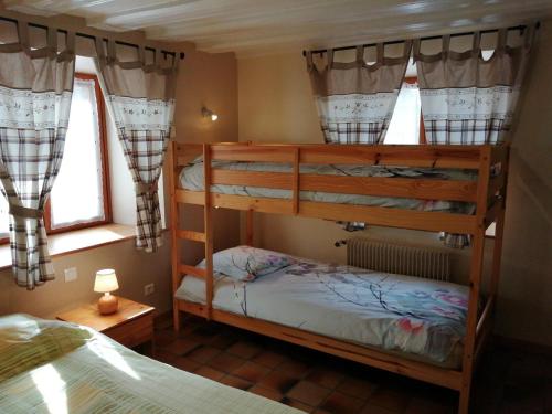 - une chambre avec 2 lits superposés et 2 fenêtres dans l'établissement Gîte Breitenbach-Haut-Rhin, 3 pièces, 5 personnes - FR-1-744-42, à Breitenbach-Haut-Rhin