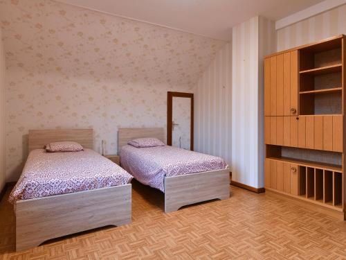 1 Schlafzimmer mit 2 Betten und einem Schrank in der Unterkunft Gîte Oberentzen, 4 pièces, 6 personnes - FR-1-744-40 in Oberentzen