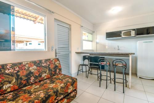 sala de estar con sofá y cocina en Lacqua Diroma Apartment, en Caldas Novas