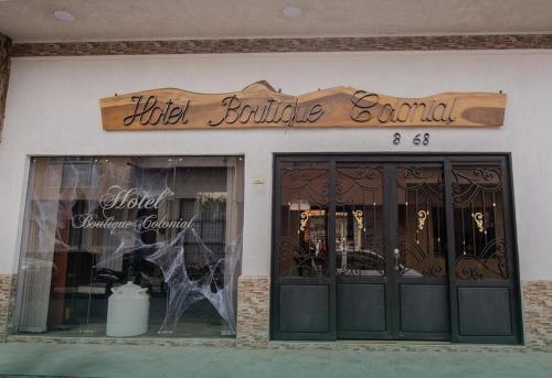 una tienda frente a un edificio con un cartel. en Hotel Boutique Colonial Cartago, en Cartago