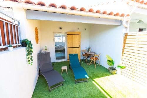 une terrasse avec des chaises et une table dans une maison dans l'établissement Love Room du Mont d'Or - Baignoire SPA - Minibar offert, à Marseille