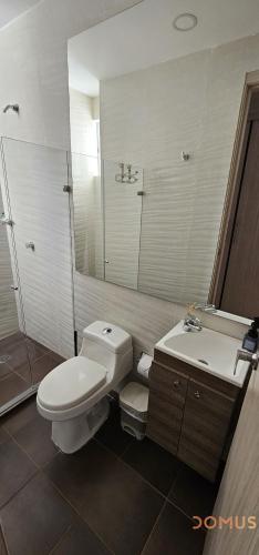 a bathroom with a toilet and a sink and a mirror at Rooftop Cerca al Rio Guatapuri Vista Panoramica in Valledupar