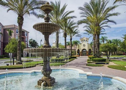 una fuente en medio de un parque con palmeras en Vista Cay Jewel Luxury Condo by Universal Orlando Rental en Orlando