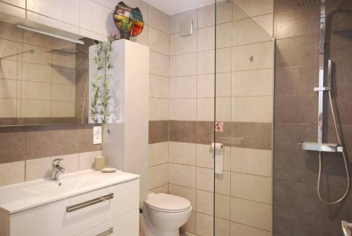 y baño con ducha, aseo y lavamanos. en Maison Le Montadou avec Roof Top by Keskeyspass, en Cuxac-dʼAude