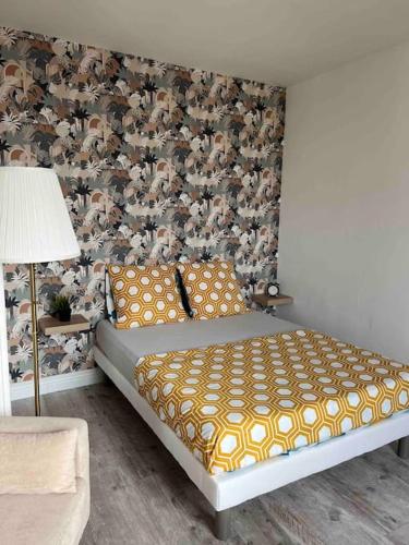 1 dormitorio con cama y pared cubierta de animales en Charmant T1, parking privé, proche gare, en Moulins