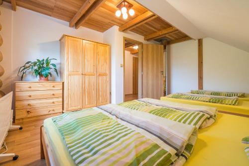 um quarto com 2 camas e uma cómoda em Srub pod lesíkem 