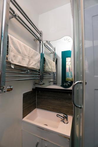 uma casa de banho com um lavatório e um espelho em Harmony Haven - Harmony Suite em Nottingham