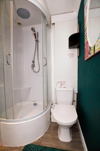 W łazience znajduje się biała toaleta i prysznic. w obiekcie Harmony Haven - Harmony Suite w Nottingham