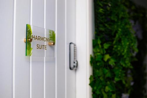 une porte blanche avec un panneau sur laquelle figure un panneau de fenêtre dans l'établissement Harmony Haven - Harmony Suite, à Nottingham
