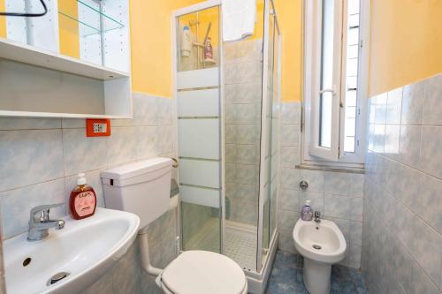 都靈的住宿－Grotta dello Sport，一间带卫生间和水槽的小浴室