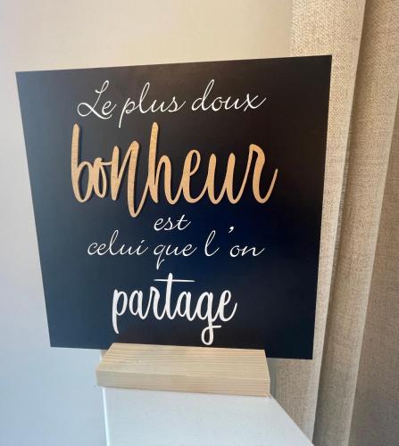a chalkboard sign that says be plus down autumn set extra give i an paradise at le temps d'une retrouvaille in Jalhay