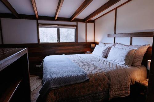 Forest Grove的住宿－Cottage 4 - The Row，一间带床的卧室,位于带窗户的房间内