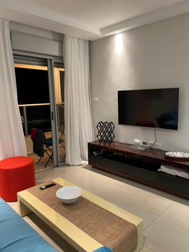 TV a/nebo společenská místnost v ubytování Swita Maria By The Sea