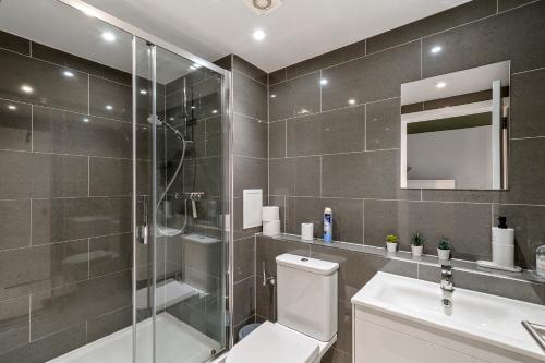 La salle de bains est pourvue d'une douche, de toilettes et d'un lavabo. dans l'établissement Luxury 3 Bed flat close to many attractions, à Londres