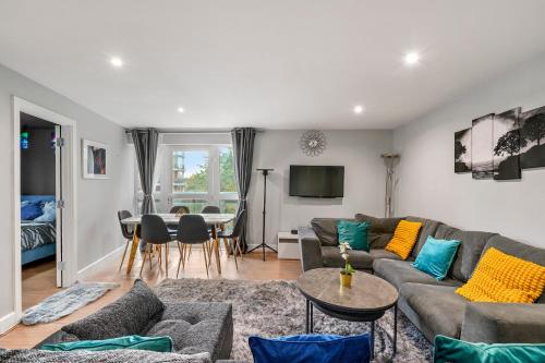 a living room with a couch and a table at Elegant 3BR 2bath flat in Canary Wharf - O2 -Excel in London