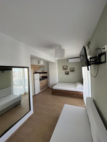 ein Wohnzimmer mit einem Bett und einem Spiegel in der Unterkunft Happy Traveller SKG in Thessaloniki
