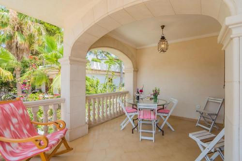 balkon ze stołem i krzesłami oraz oknem w obiekcie Ca Na Capellá w Playa de Muro