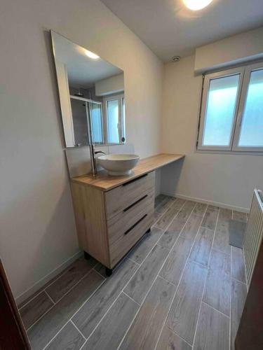 une salle de bain avec un lavabo et un miroir dans l'établissement Entre 2 caps, à Rinxent