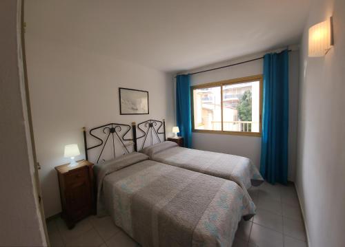 1 dormitorio con 2 camas y ventana en Miramar Nautic, en Salou