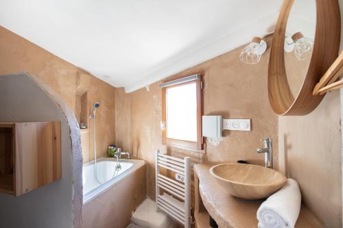 a bathroom with a wooden sink and a tub at Le ciel du Palais - Intramuros - 2 ch - Wifi in Avignon