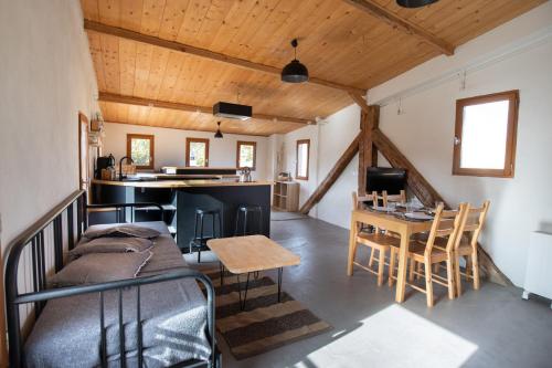 une chambre avec un lit, une table et des chaises dans l'établissement Le ciel du Palais - Intramuros - 2 ch - Wifi, à Avignon