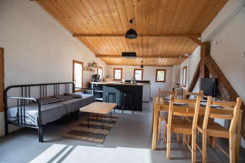 une chambre avec un lit, une table et des chaises dans l'établissement Le ciel du Palais - Intramuros - 2 ch - Wifi, à Avignon