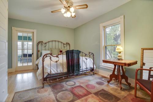 1 dormitorio con cama, mesa y ventana en Eau Claire Retreat Close to Chippewa Riverfront! en Eau Claire