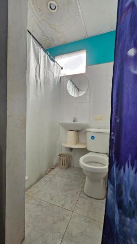 een badkamer met een toilet en een wastafel bij El portal del llano in Monterrey