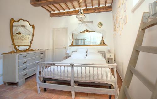 um quarto com uma cama branca e um espelho em Spello House Altana em Spello