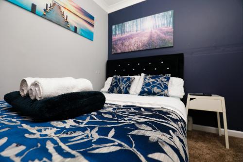 ein Schlafzimmer mit einem Bett, auf dem eine Katze liegt in der Unterkunft Harmony Haven - Ocean Drive Suite in Nottingham
