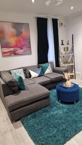 Χώρος καθιστικού στο 3 Bedroom House in Rochester Strood with Wifi and Netflix Walking distance to Strood Station