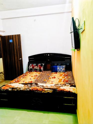 a bedroom with a bed in a room at Balaji homestay Mathura in Vrindavan in Mathura