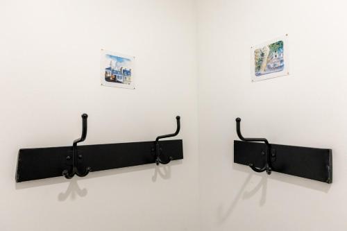 dos toalleros negros en una pared blanca en Les Vignes de Montmartre - Studio, en París