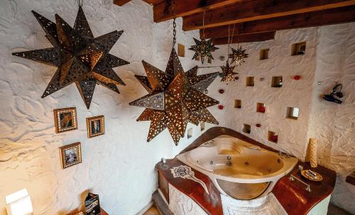 uma casa de banho com estrelas na parede e um lavatório em Hacienda Tepetlcalli by Rotamundos em Tepeyahualco