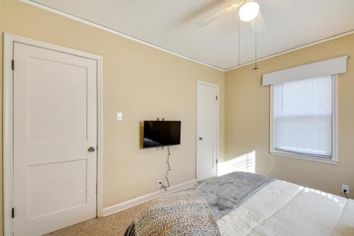 Ein Bett oder Betten in einem Zimmer der Unterkunft Quaint Cedar Rapids Home, 4 Mi to Downtown!