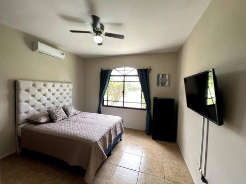 テラにあるParaíso Playero: TelaBeachouse, Hondurasのベッドルーム1室(ベッド1台、シーリングファン付)