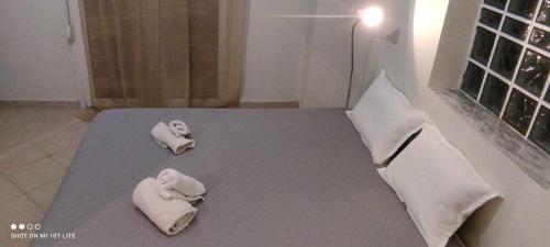 2 Handtücher auf einem Bett in einem Zimmer in der Unterkunft pylaia comfortable apartment 2 in Thessaloniki